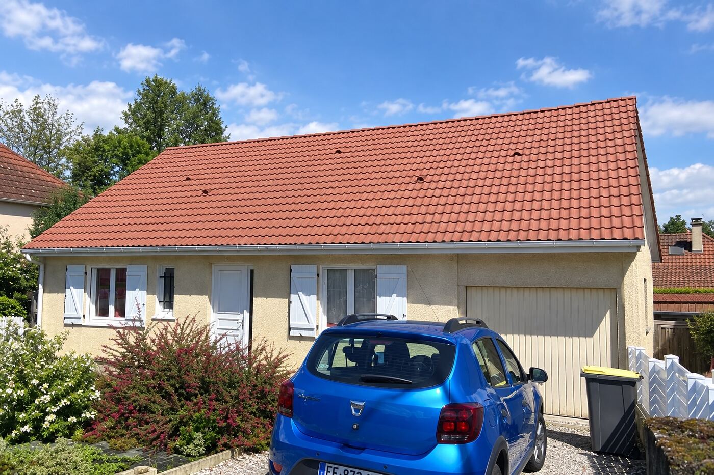 Après rénovation : pavillon avec garage : toiture envahie par la mousse, puis rénovée