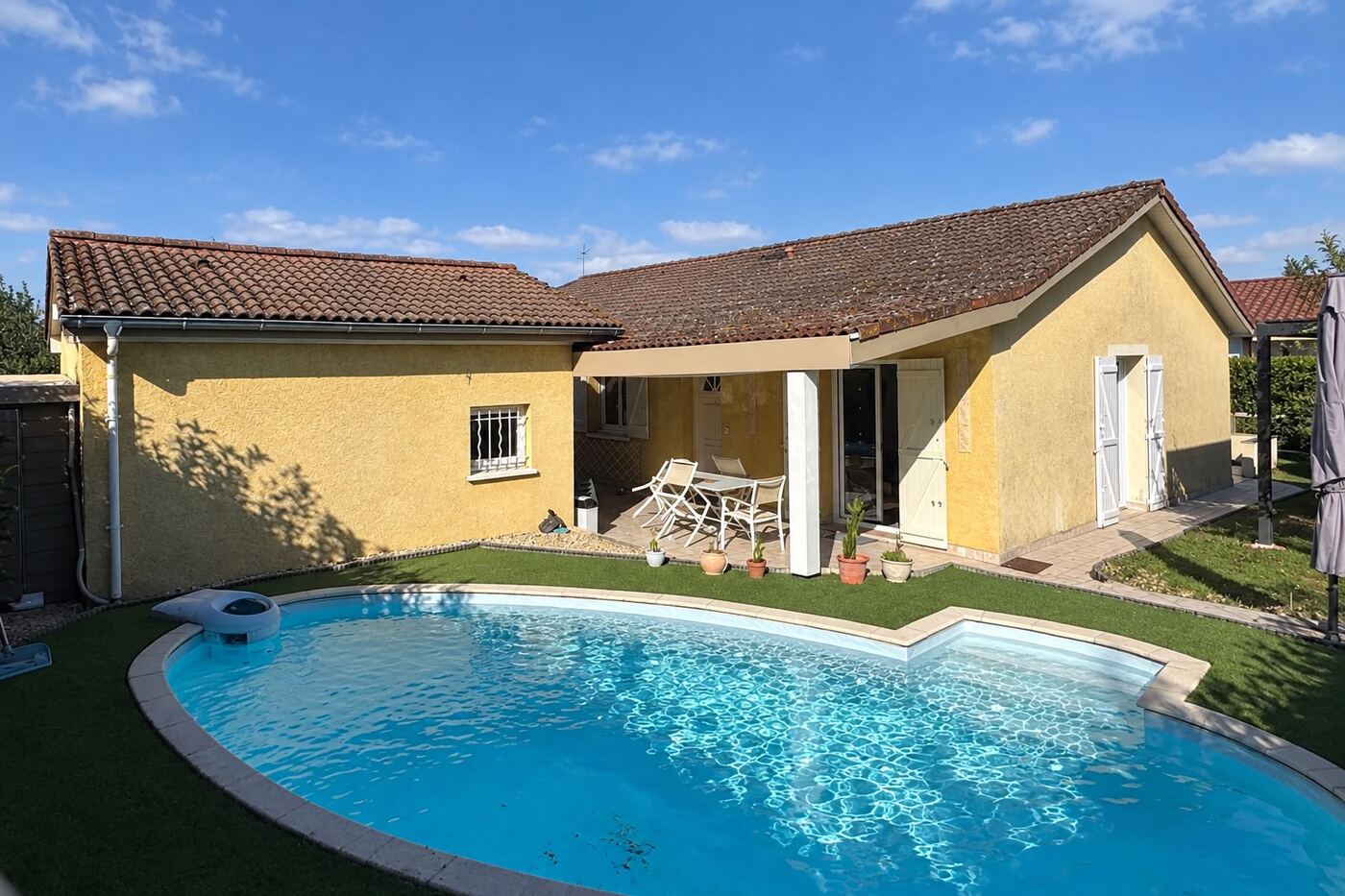 Avant traitement : maison de plain-pied en tuiles béton : du brun délavé au rouge franc