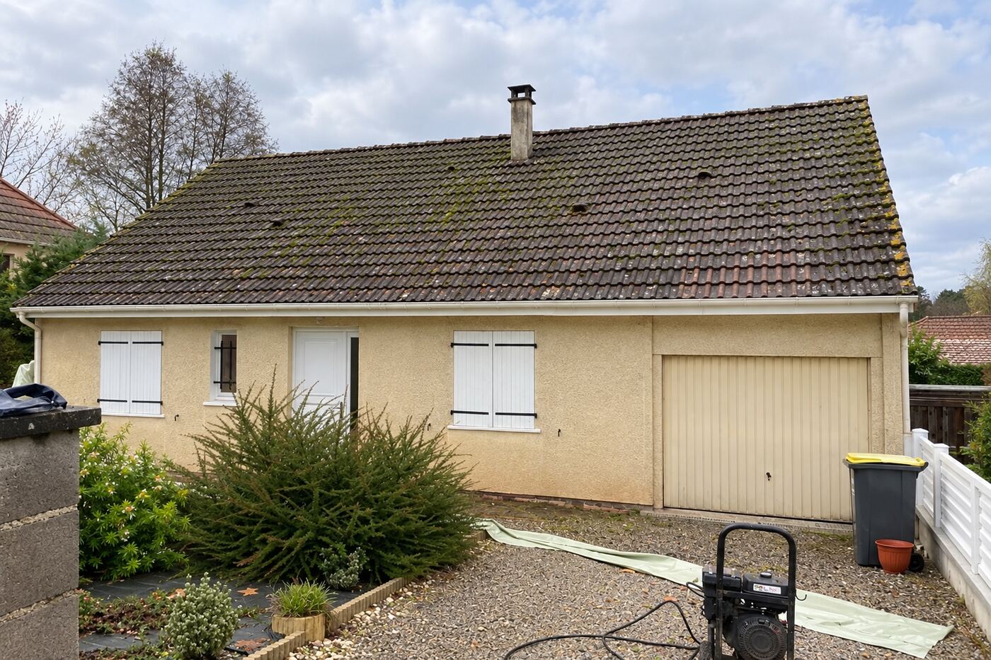 Avant traitement : pavillon avec garage : toiture envahie par la mousse, puis rénovée
