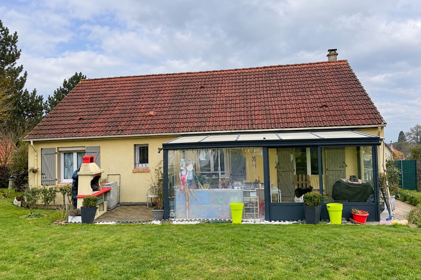 Avant traitement : maison avec véranda : passage à une teinte ardoise